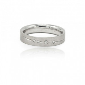 Ring gold and diamonds