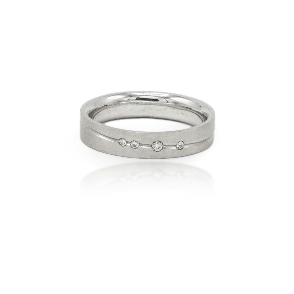 Ring gold and diamonds