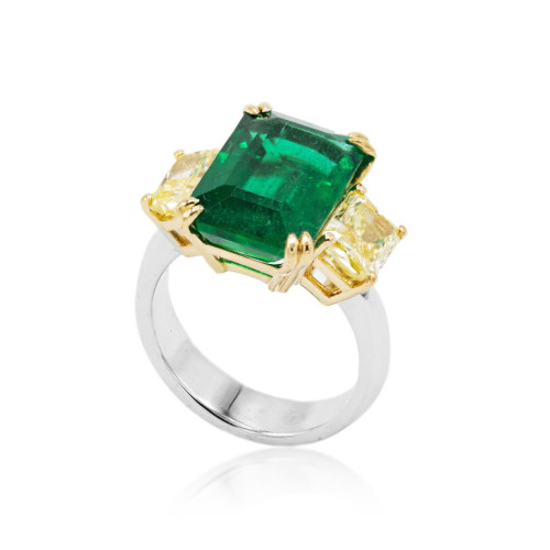 Ring gold, yellow diamonds and emerald